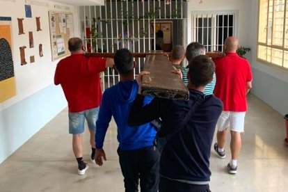 Internos de El Acebuche llevaron la Cruz de la JMJ.