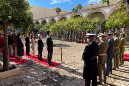 Autoridades políticas y militares en el acto