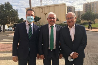 De izquierda a derecha, el diputado del PP Miguel Ángel Castellón, el empresario del mármol Domingo García, y el exconsejero de la Junta Martín Soler