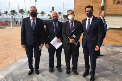 De izquierda a derecha, el director de La Voz, Pedro M. de la Cruz; el editor, José Luis Martínez; el director de Marketing de Cosentino, Santiago Alfonso, y el presidente de la Diputación Provincial y del PP de Almería, Javier Aureliano García.