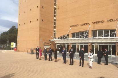 Las autoridades, a las puertas del Auditorio. Foto: Manuel León