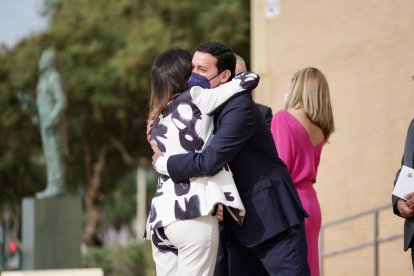 Abrazo entre Marta Bosquet, presidenta del Parlamento andaluz, y Javier Aureliano García, presidente de la Diputación.
