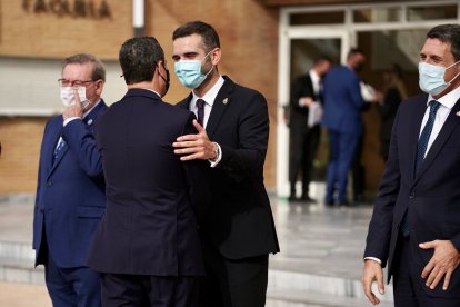 Saludo entre Juanma Moreno y Ramón Fernández-Pacheco.