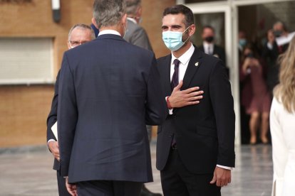 El Rey Felipe VI saluda al alcalde de Almería, Ramón Fernández-Pacheco.