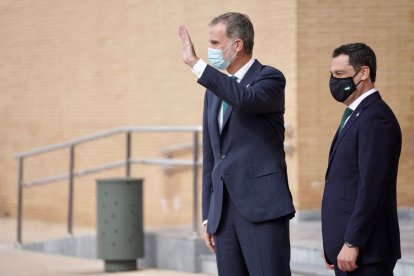 Su majestad el Rey saluda a los almerienses que esperaban su llegada.