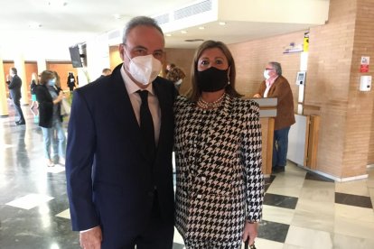 El empresario Paco Cosentino, protagonista de la jornada, con su mujer, Pilar Alfonso.