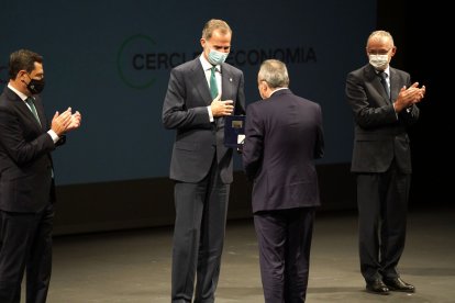 El Rey le hace entrega a Cosentino el Premio Reino de España.