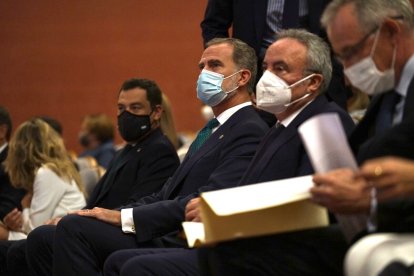 Paco Cosentino, sentado junto al Rey.