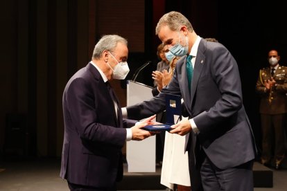 Paco Cosentino recibe el premio de manos del Rey Felipe VI. Foto: La Voz