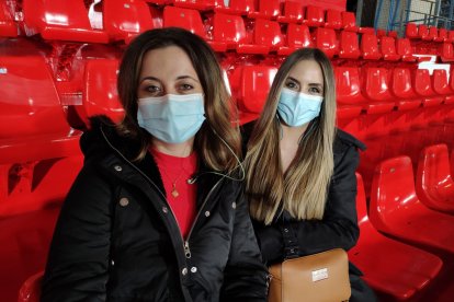 Mari y Montse llegaron pronto para vivir la previa del partido.