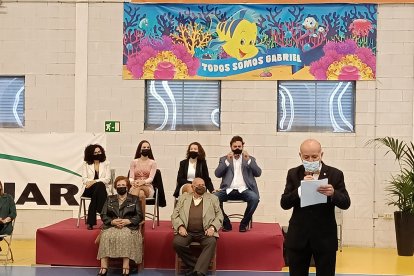 Los homenajeados reciben unas palabras de agradecimiento y reconocimiento.