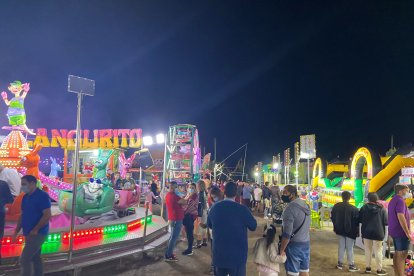 Grandes y pequeños disfrutan de las atracciones.