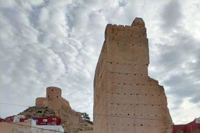 Torreón y Alcazaba, ambos elementos complementarios, cercanos pero desconectados