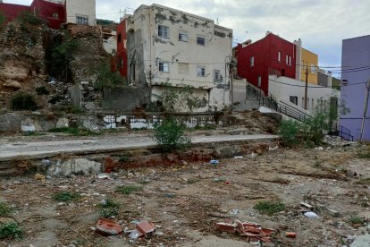 Solar en el que en otro tiempo hubo viviendas y en el que aún quedan restos a pesar de que hace años de su demolición