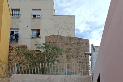 Tras el muro se oculta otro de los torreones que hay en el barrio