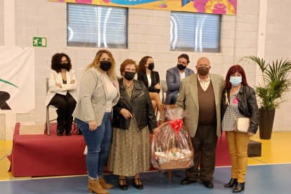 Entre los regalos había una cesta de productos gastronómicos.