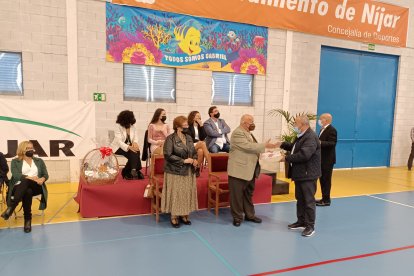 Se le entregó una camiseta del club de baloncesto.