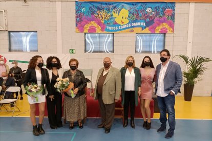 La familia Pérez Vargas junto a la alcaldesa de Níjar, Esperanza Pérez.