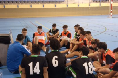 Charla en la pista antes de comenzar a trabajar.