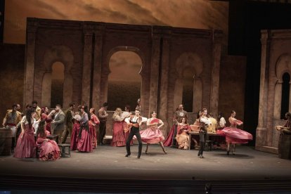 Actores de la compañía representando la ópera.