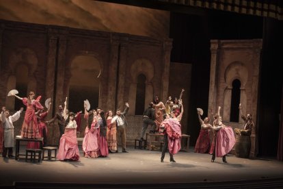 Actores de la compañía representando la ópera.