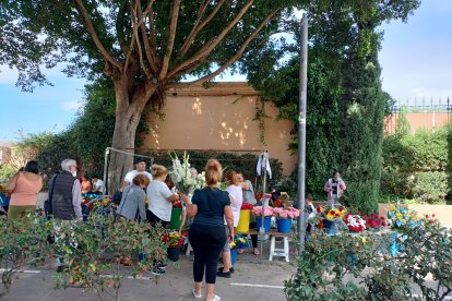 Puesto de flores a las puertas del cementerio de la capital