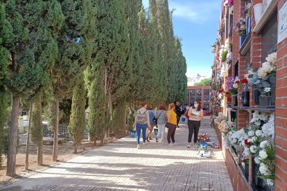 Las familias limpian y adornan las tumbas