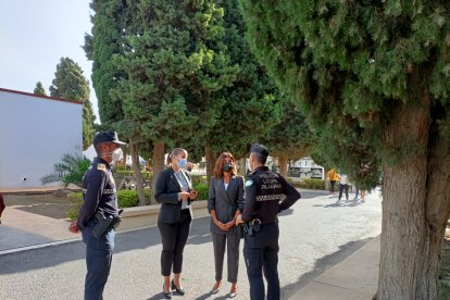 Sacramento Sánchez departe con una de las patrullas de Policía Local que custodian el cementerio