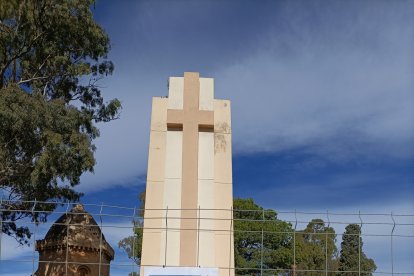Cartelería repartida por el camposanto