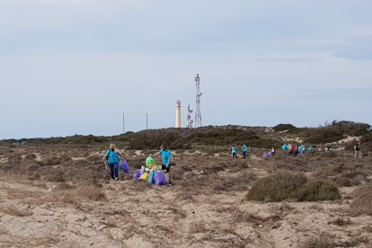 La suciedad y la basura se acumula en las playas de la provincia.