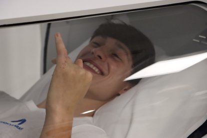 Saludando desde el interior de la cámara.