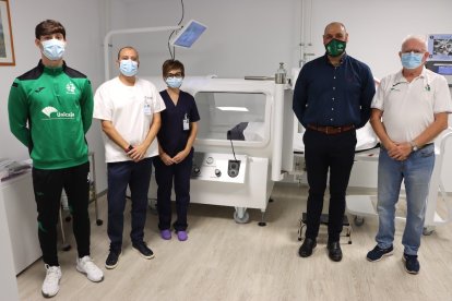 El jugador con el equipo médico y miembros del club.