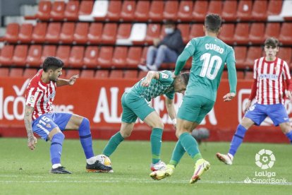 Portillo se hace un lío con el balón.