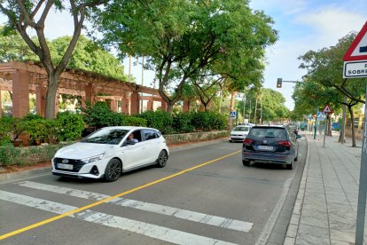 Vehículos usando el carril de doble sentido