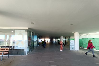 La cartelería ha llegado ya al pasillo en el que están las entradas al materno y al HUT