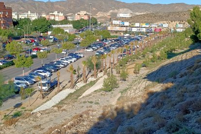 Actuación realizada en la ladera del hospital generando espacio libre y zona verde