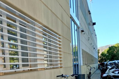 Bancos ubicados a las puertas de uno de los edificios