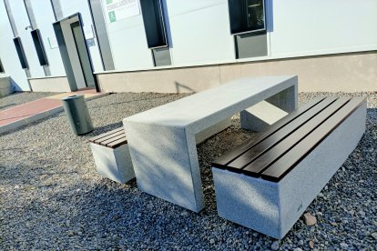 Mesas pic-nic ubicadas a las puertas de los laboratorios