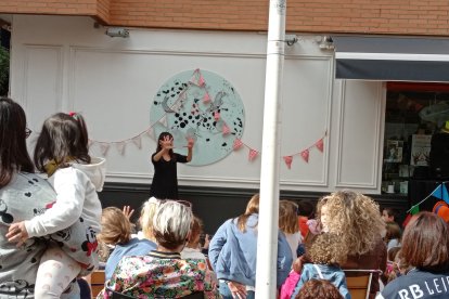 Paula Mandarina interpretando un cuento.