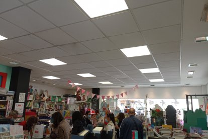 Las familias comprando libros en Zebras.