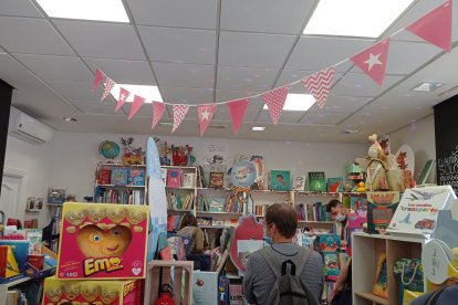 Las familias comprando libros en Zebras.