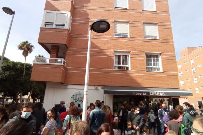 Los niños y sus padres disfrutando de la actividad en familia.