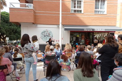 Los niños y sus padres disfrutando de la actividad en familia.