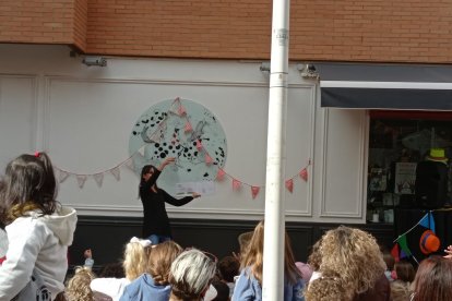 La cuentacuentos Paula Mandarina.