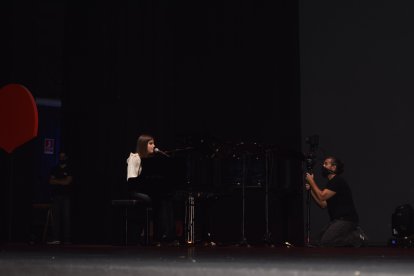 Laura Diepstraten Ganadora de Eurovisión para artistas invidentes, interpretó varias canciones al piano.