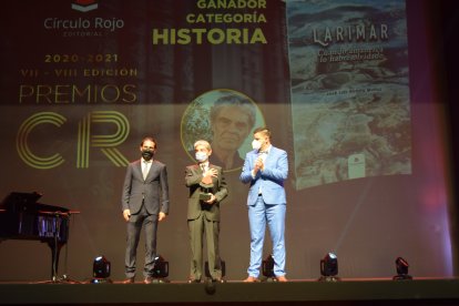 Premio Historia. El primer premio de la noche, el futbolista José Ortiz Bernal y el escritor de ‘Círculo Rojo’ e influencer Fran López con el premiado, José Luis Acosta y su obra obra ‘Larimar’.