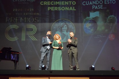 Premio Crecimiento Personal. El periodista Ángel Acién y el entrenador de fútbol Diego Martínez con la premiada, Esther Ruiz y su obra ‘Cuando esto pase’.
