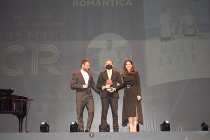 Premio Romántica ‘Jordi Rebellón’. Susana Córdoba y Carles Francino con el premiado, Sergio Queren y su obra ‘Modo avión’.