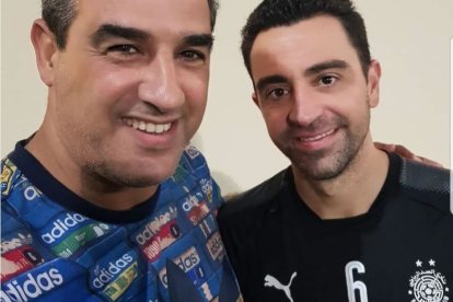 Hicham Jadrane con Xavi Hernández.