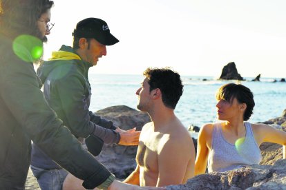 Jesús de Bina (vestuario) con el director Juan F. Viruega y los actores Rafa Jiménez y Aura Garrido en Los Escullos.